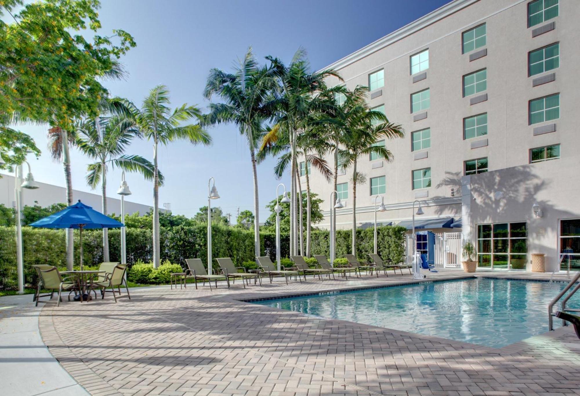 Holiday Inn Express & Suites Miami Kendall By Ihg Country Walk Exterior foto